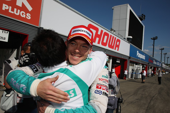 スペシャルステージ予選: ポールポジションを決めスタッフと抱き合うアンドレ・ロッテラー（トムス）