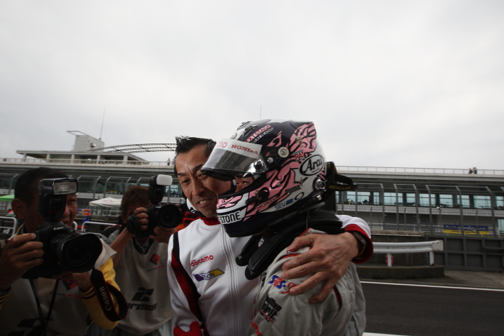 塚越広大（DOCOMO TEAM DANDELION RACING）と村岡潔チーム監督