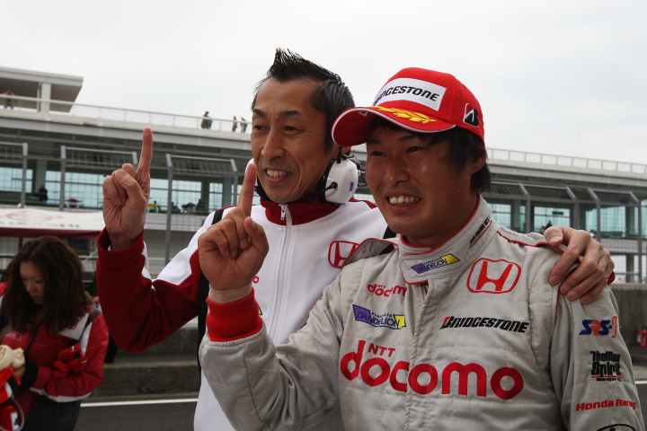 塚越広大と村岡潔チーム監督（DOCOMO TEAM DANDELION RACING）
