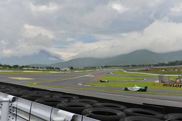 土曜日朝のフリー走行、ダンロップコーナーにて