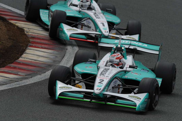 中嶋一貴（PETRONAS TEAM TOM’S） vs アンドレ・ロッテラー（同）