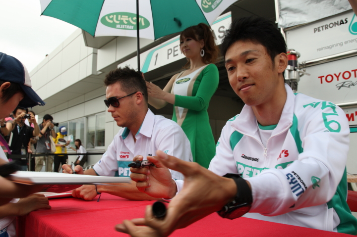 トムスのサイン会（アンドレ・ロッテラー／中嶋一貴）