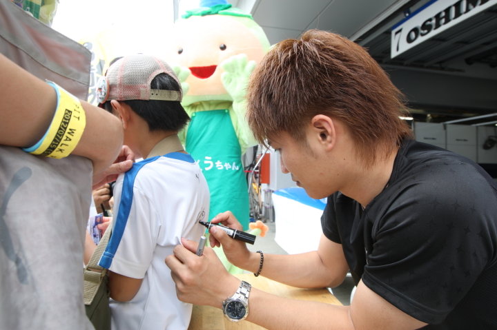 サインをする大嶋和也（ルマン）