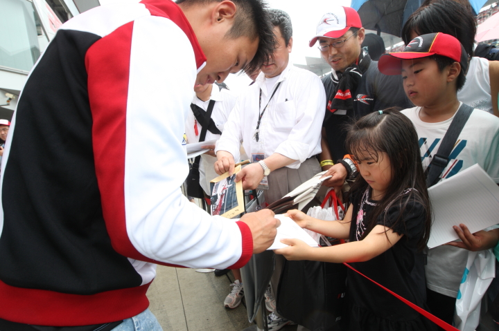 サインをする塚越広大（ダンディライアン）