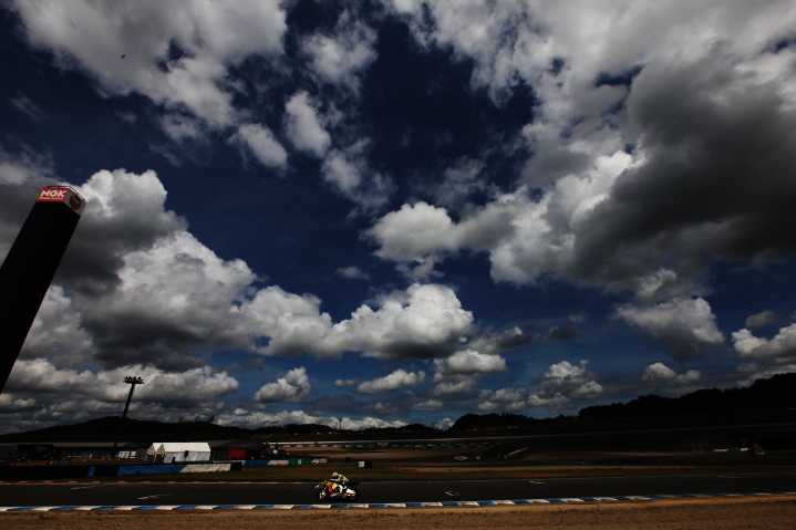 ヴィクトリーコーナーを立ち上がるJ-GP2マシン
