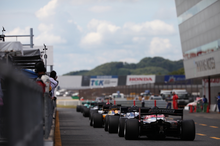 ノックアウト予選Q1に出走するためピットロード出口に並ぶ各マシン