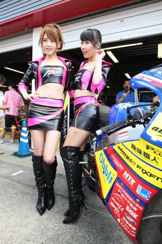 吉沢明歩・由愛可奈（レースクイーン）