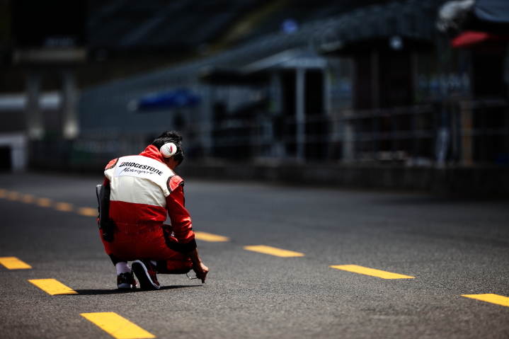 路面温度を計測するブリヂストンのスタッフ