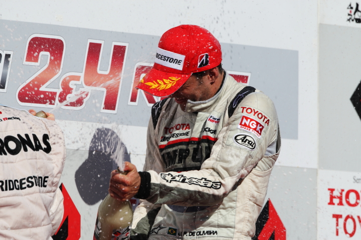 シャンパンファイト！ 優勝のジョアオ・パオロ・デ・オリベイラ（TEAM IMPUL）