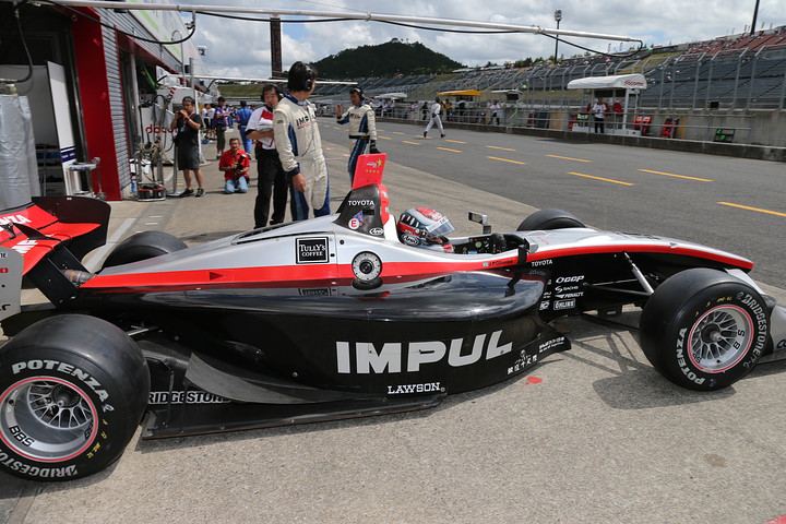 ノックアウト予選に出撃するジョアオ・パオロ・デ・オリベイラ（インパル）