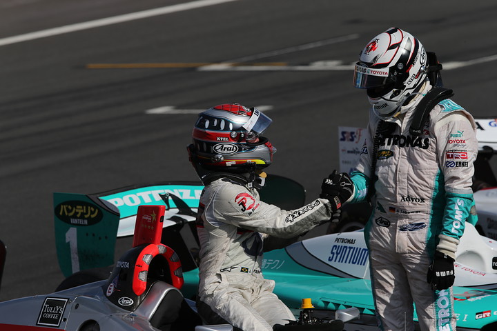 優勝したJPオリベイラに駆け寄るアンドレ・ロッテラー