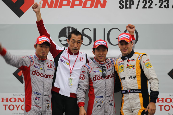 表彰台での上位3ドライバーと優勝チーム監督の村岡潔氏 2012年Formula NIPPON第6戦 (スポーツランドSUGO
