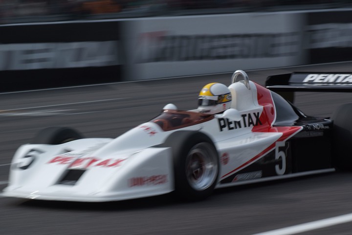 名車デモラン: 星野一義氏のドライブでストレートを疾走するノバ532P