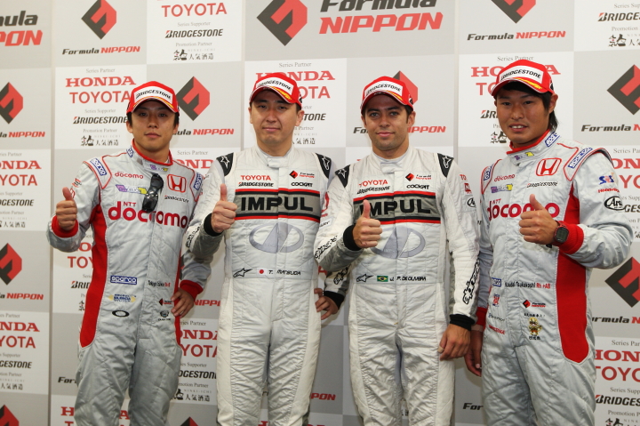 レース1,2予選上位3名の記者会見後のフォトセッション