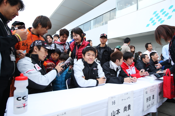 サインするドライバーたち