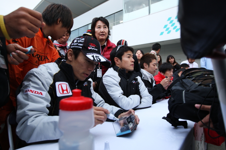 サインするドライバーたち