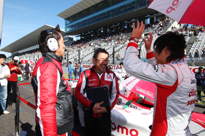 村岡潔監督、田中耕太郎エンジニア、塚越広大（DOCOMO TEAM DANDELION RACING）