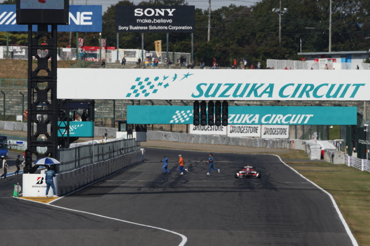 レース1: スタートでエンジンストールした佐藤琢磨（TEAM 無限）