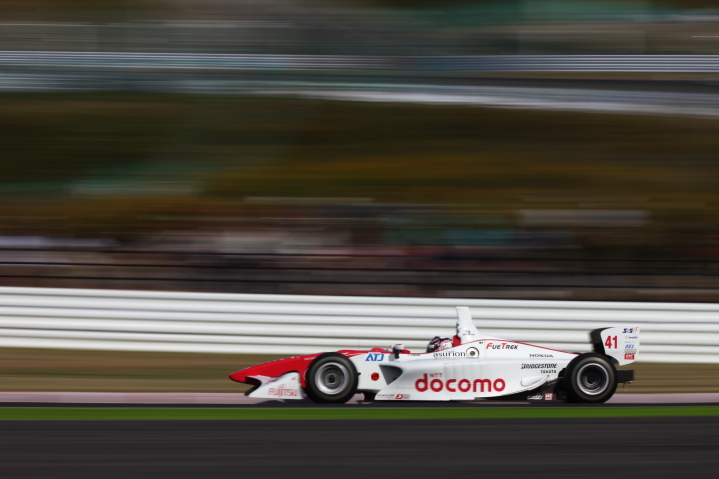 レース1: 塚越広大（DOCOMO TEAM DANDELION RACING）