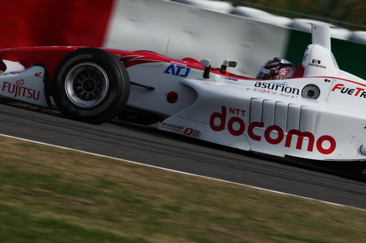 レース1: 塚越広大（DOCOMO TEAM DANDELION RACING）