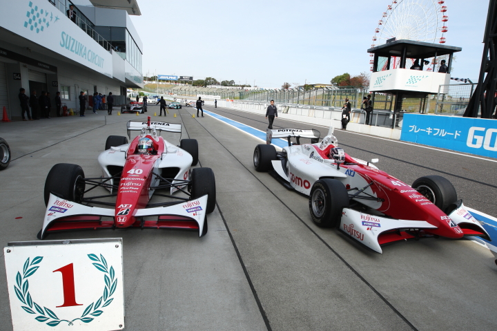 レース1: パルクフェルメに戻ってきたDANDELION RACINGの2台のマシン