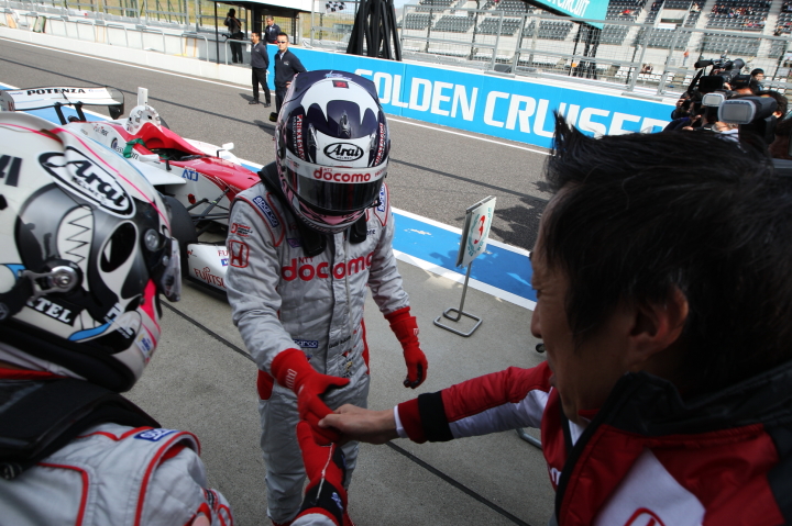 レース1: 優勝した伊沢拓也と握手する村岡潔監督（DOCOMO TEAM DANDELION RACING）