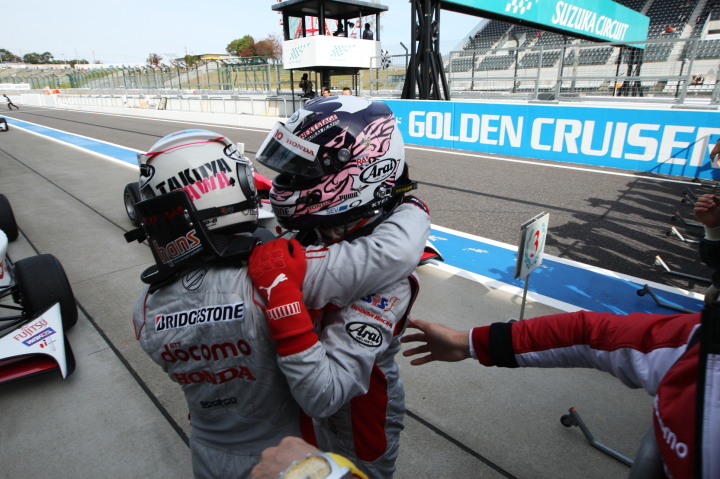 レース1: 優勝した伊沢拓也と抱き合うチームメートの塚越広大（DOCOMO TEAM DANDELION RACING）