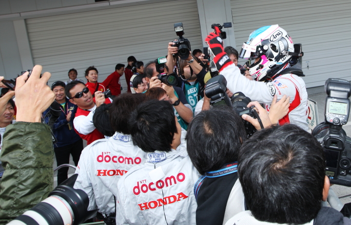 レース1: 優勝した伊沢拓也（DOCOMO TEAM DANDELION RACING）