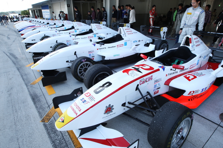 整列するFCJのマシンたち