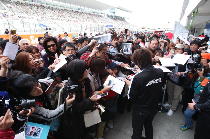 サインする近藤真彦監督（DOCOMO TEAM DANDELION RACING）