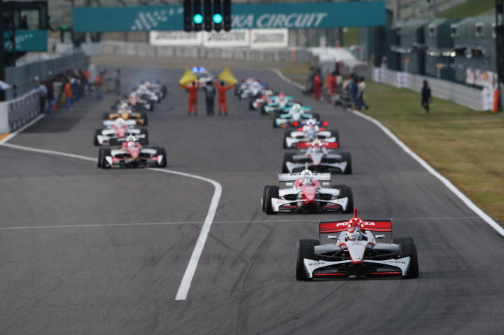 レース2: フォーメーションラップスタート