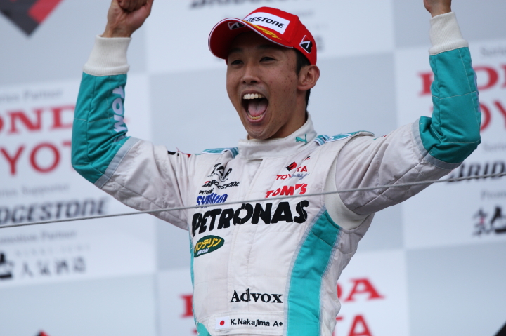 レース2表彰式: 優勝した中嶋一貴（PETRONAS TEAM TOM’S）