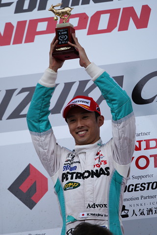 レース2表彰式: 優勝した中嶋一貴（PETRONAS TEAM TOM’S）