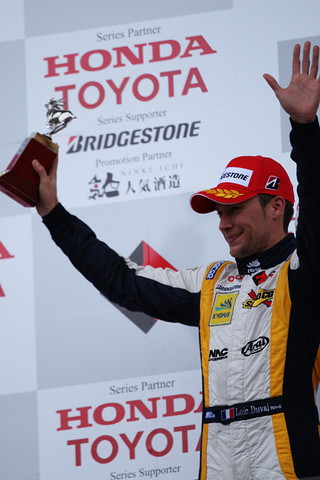 レース2表彰式: 2位のロイック・デュバル（Team KYGNUS SUNOCO）