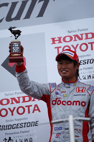 レース2表彰式: 3位の塚越広大（DOCOMO TEAM DANDELION RACING）