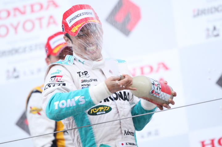 レース2表彰式: シャンパンファイトの中嶋一貴（PETRONAS TEAM TOM’S）