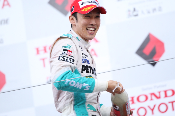 レース2表彰式: シャンパンファイトの中嶋一貴（PETRONAS TEAM TOM’S）