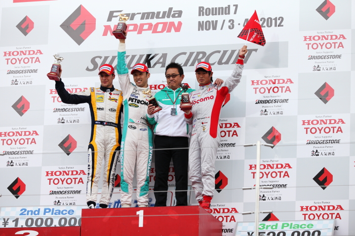 レース2表彰式: 上位3名のドライバーと優勝チーム監督