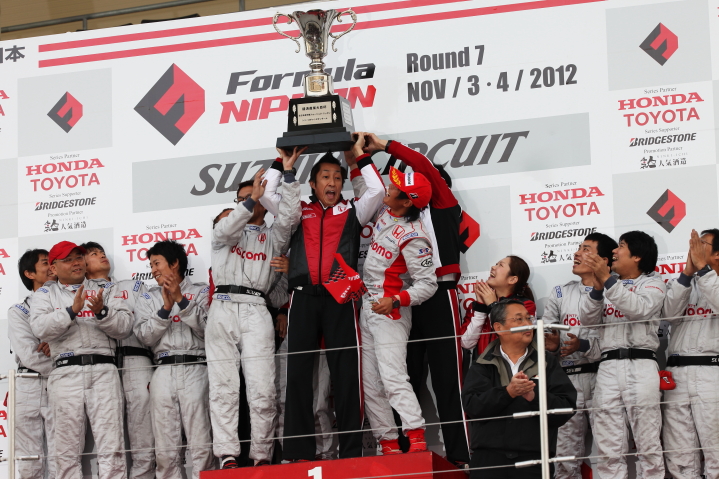 年間表彰式; チームチャンピンを獲得したDOCOMO TEAM DANDELION RACING