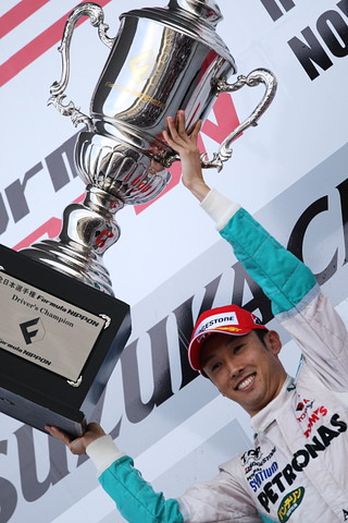 年間表彰式: ドライバーズチャンピオンを獲得した中嶋一貴（PETRONAS TEAM TOM’S）