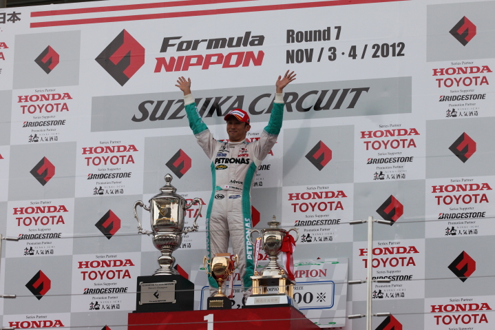 年間表彰式: ドライバーズチャンピオンを獲得した中嶋一貴（PETRONAS TEAM TOM’S）