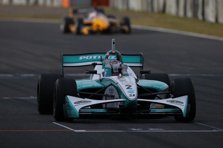 決勝第レース2: ガッツポーズでゴールする中嶋一貴（トムス）