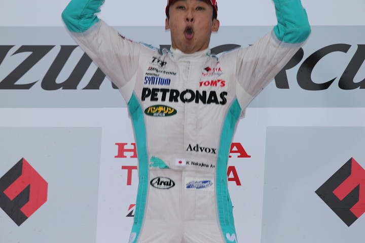 決勝第レース2: ポディウムでジャンプする中嶋一貴（トムス）