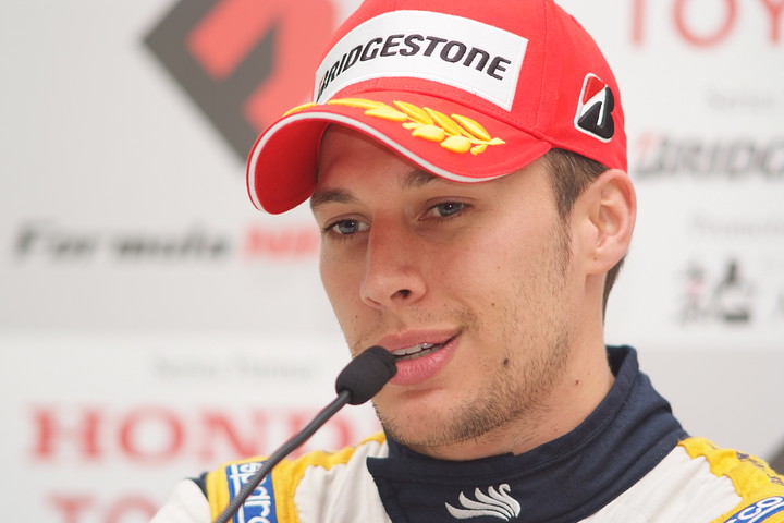 決勝第2レース記者会見: 2位のロイック・デュバル（キグナス・スノコ）