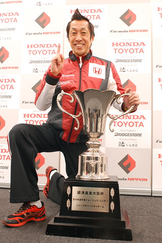 年間チャンピオンフォトセッション: チームタイトルを獲得した村岡潔氏（ダンディライアン）