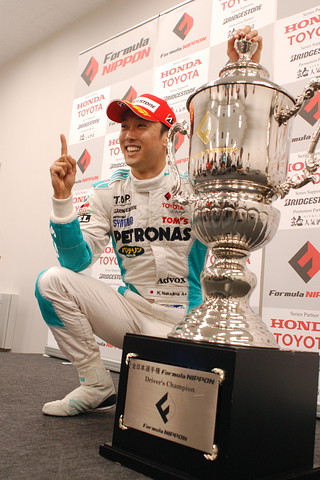 年間チャンピオンフォトセッション: ドライバーズタイトルを獲得した中嶋一貴（トムス）