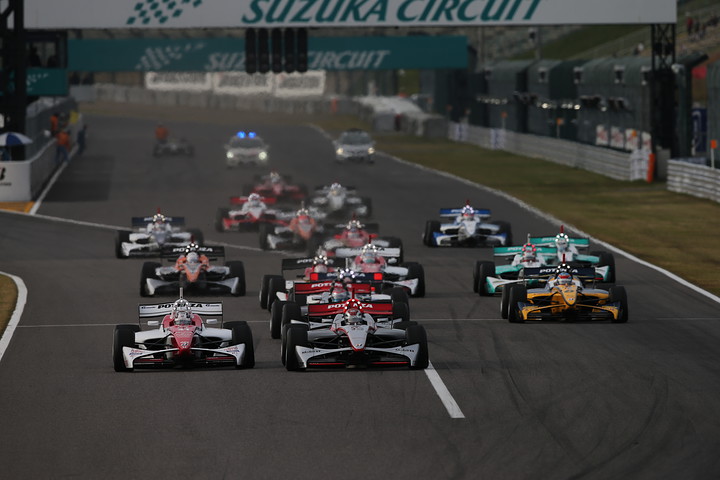 決勝第レース2: 28周の決勝レースがスタートした