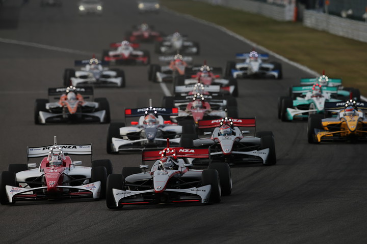 決勝第レース2: 28周の決勝レースがスタートした