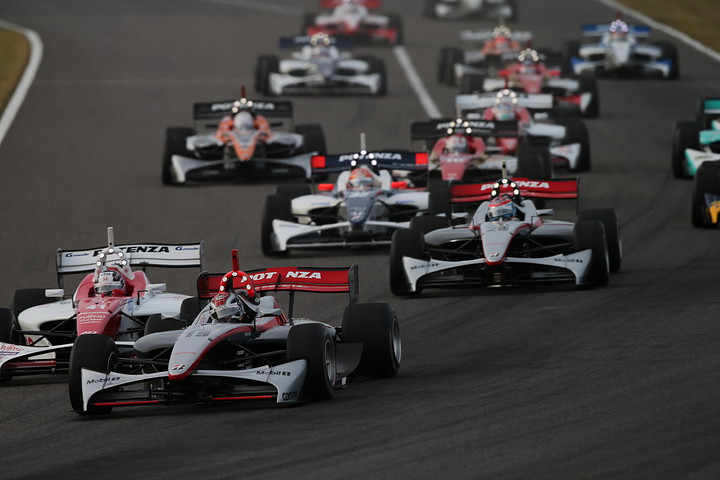 決勝第レース2: 28周の決勝レースがスタートした