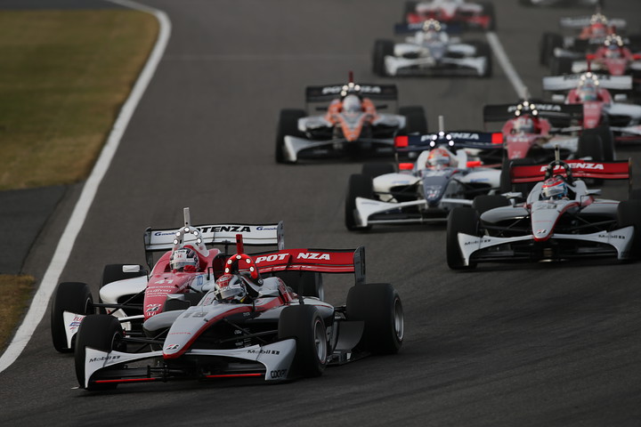 決勝第レース2: 28周の決勝レースがスタートした